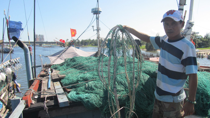 Anh Đào Ngọc Đức chỉ những tấm lưới bị phá nát. Ảnh. Nam Cường.