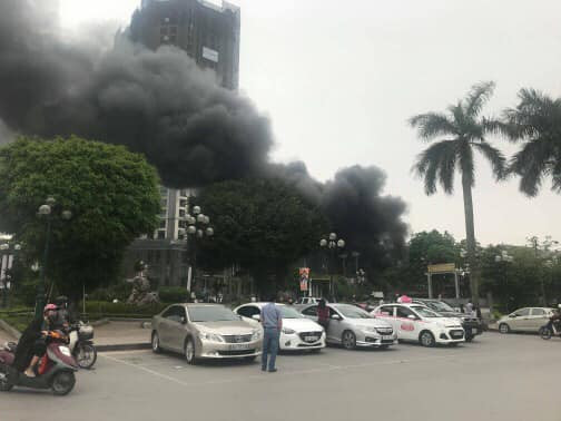 Vụ cháy lớn xảy ra tại quán thịt chó trên đường Lạc Long Quân.