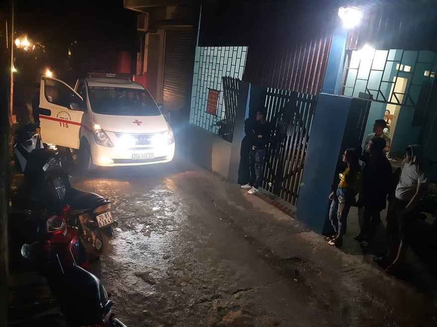 Xe cấp cứu có mặt tại hiện trường vụ án mạng.