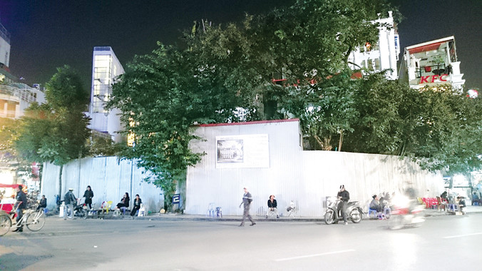 Nhiều người dân tò mò về dự án công trình Trung tâm Thông tin văn hóa Hồ Gươm hiện quây kín bưng. Ảnh: Như Ý.