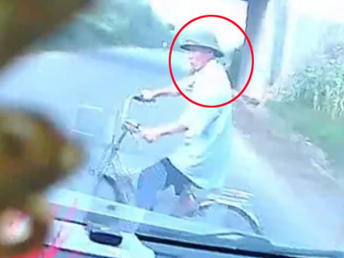 Cụ già tạt đầu ôtô khiến tài xế không kịp trở tay