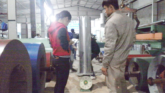 Đột nhập vào một xưởng làm tôn “đôn dem” tại thôn Trung Sơn, xã Ngũ Lão, Thủy Nguyên, Hải Phòng). Ảnh: P.Anh.