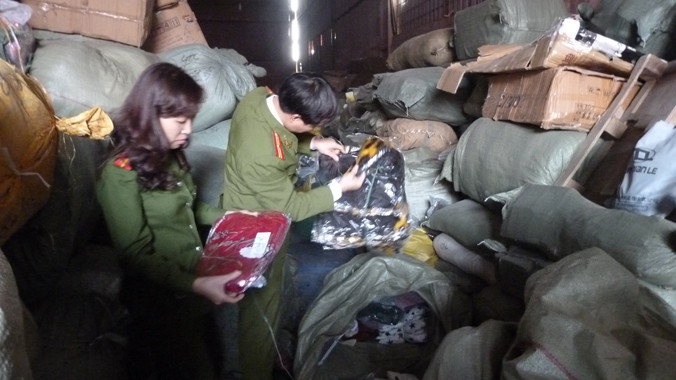 Thu lượng lớn hàng nhập lậu tuồn về Hà Nội
