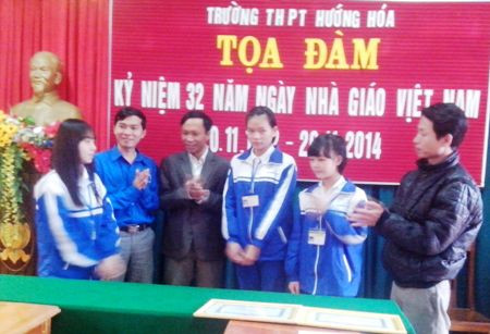 Hành động của hai em học sinh là tấm gương sáng để các em khác học tập. 