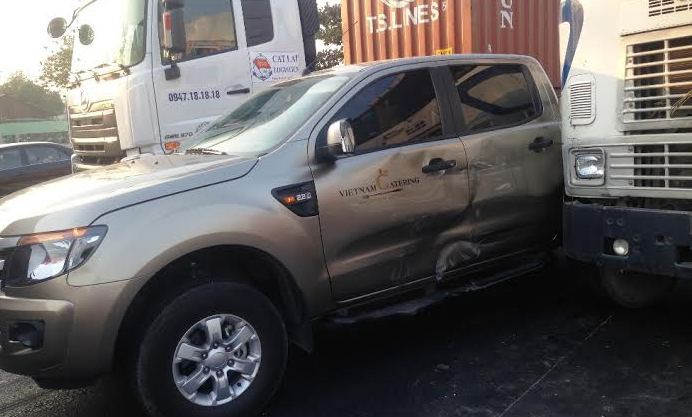 Phần hông ô tô bán tải bị móp.