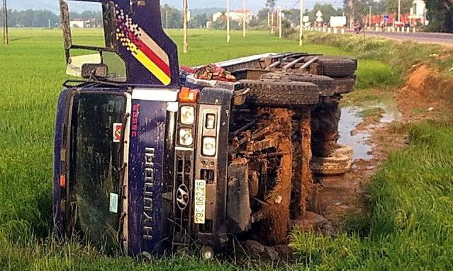 Xe bồn lật nghiêng nằm dưới ruộng,