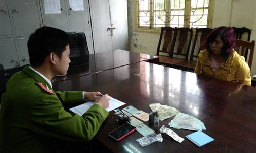 Lấy lời khai nữ quái Trần Thị Thắng tại cơ quan công an.