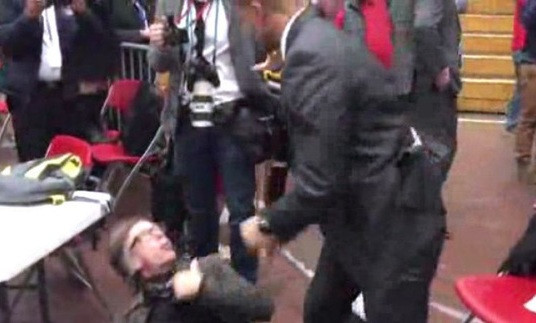 Cảnh ẩu đả giữa nhân viên Mật vụ Mỹ và phóng viên ảnh (Ảnh chụp màn hình)