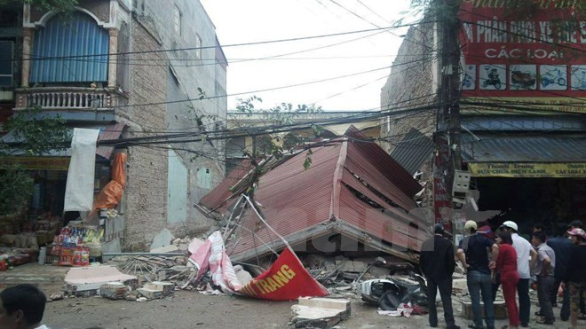 Cửa hàng giày dép 3 tầng bất ngờ đổ sập. Ảnh TTXVN