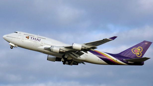 Máy bay đi vào vùng nguy hiểm, 6 người bị thương