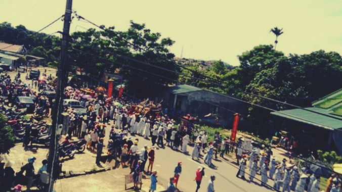 Hàng trăm người dân đến doanh nghiệp tư nhân Hòa Tý từ rất sớm để tiễn đưa hai nạn nhân xấu số, chia buồn cùng gia quyến. Ảnh: Hưng Thơ.