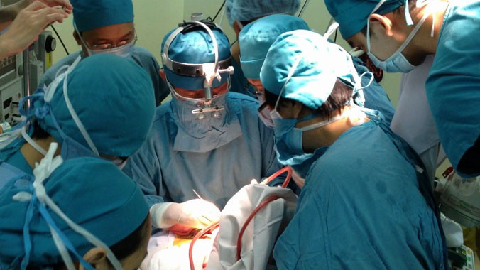 Ca phẫu thuật cứu sống em bé bị dao đâm kéo dài trong 3 tiếng đồng hồ. Ảnh: Quốc Ngọc