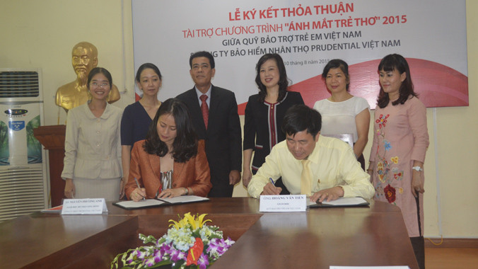 Bà Nguyễn Phương Anh, Giám đốc Hỗ trợ Cộng đồng Prudential Việt Nam và ông Hoàng Văn Tiến, Giám đốc Quỹ BTTEVN ký kết thỏa thuận tài trợ chương trình “Vì ánh mắt trẻ thơ” 2015. Ảnh: K.N.