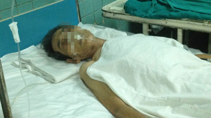 Cụ ông đang điều trị tại bệnh viện. Ảnh: Long Nhật. 