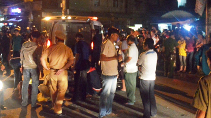 Hiện trường vụ tai nạn thu hút hàng trăm người dân hiếu kỳ đến theo dõi.