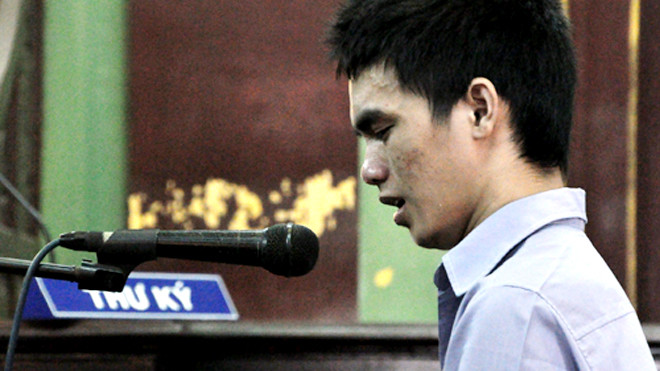 Trúc khóc khi bị VKS đề nghị giữ nguyên án tử hình. Ảnh: VnExpress