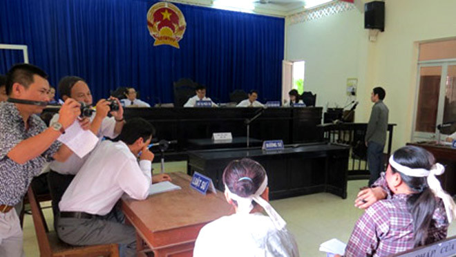 HĐXX đang thẩm vấn bị cáo Thành (nguyên thiếu úy công an). Ảnh: Dân Việt