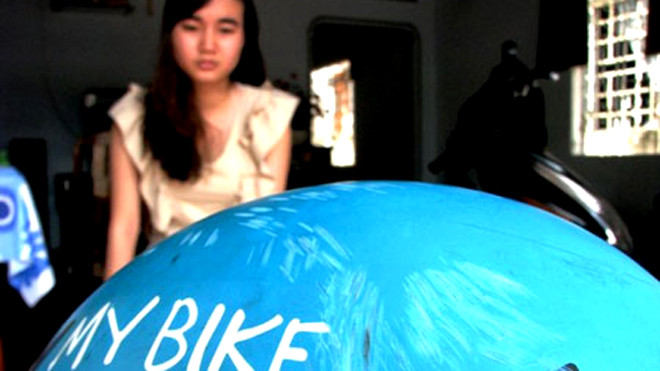 Vết tích trên chiếc nón bảo hiểm mà Kim Anh đội khi bị đập đầu xuống đường. Được biết, Kim Anh là sinh viên sắp tốt nghiệp Đại học, hiện đang sinh hoạt tại đoàn phường Phú Lợi - TP Thủ Dầu Một