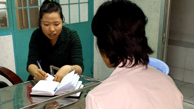 PV đang tiếp xúc một học viên tại Trung tâm điều dưỡng và cai nghiện ma túy Thanh Đa (Q.Bình Thạnh, TP.HCM) - Ảnh: Đàm Huy