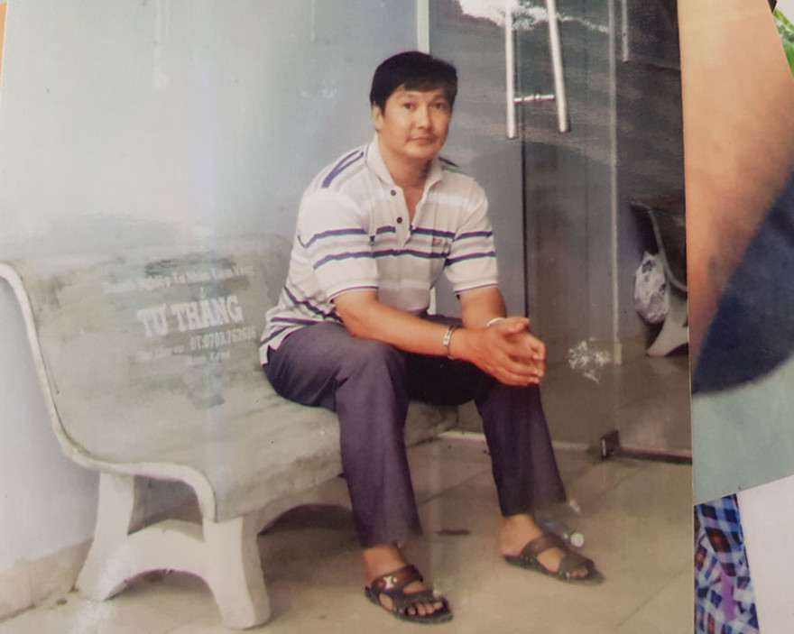 Hình ảnh người dân bị còng tay đưa về UBND xã.