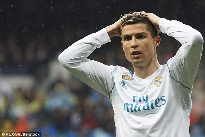 Ronaldo lại buồn, nằng nặc đòi rời Real về M.U