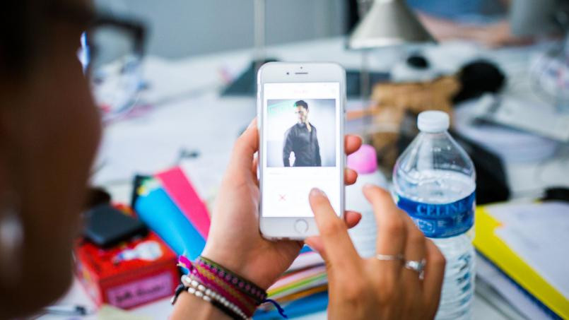 Phim về cuộc hẹn hò tồi tệ trên Tinder do hai biên kịch Hollywood đảm trách