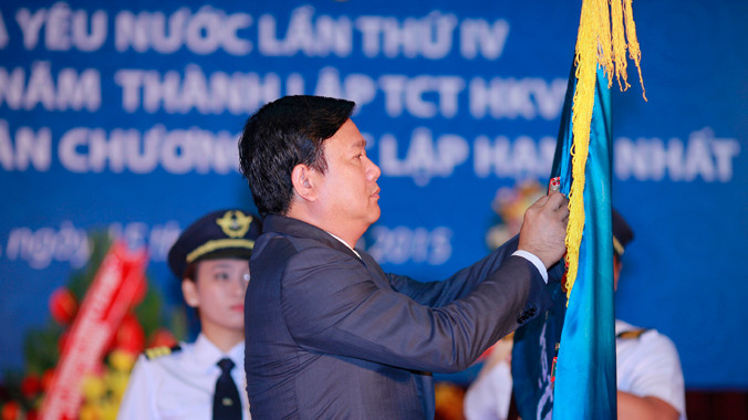Bộ trưởng GTVT gắn Huân chương Ðộc lập hạng Nhất lên cờ thi đua của VNA.