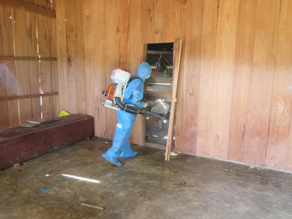 Y tế dự phòng phun hóa chất nơi làng xuất hiện bệnh lạ.