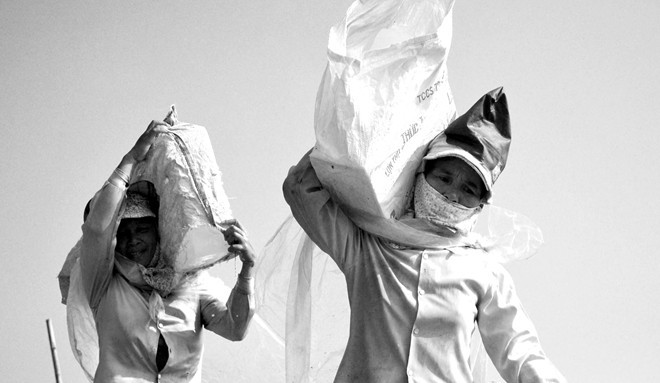 Xót xa cảnh góa phụ bốc vác đá lạnh mưu sinh