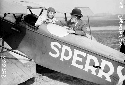 Năm 1914, Lawrence Sperry đã sáng chế thành công bộ lái tự động cho máy bay.