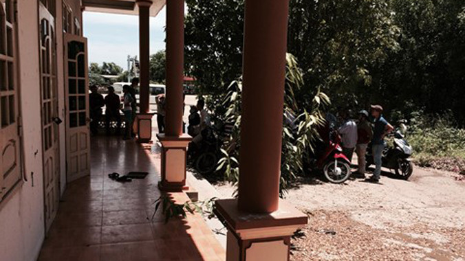 Nhiều người dân đến hiện trường xem cơ quan chức năng điều tra vụ tự tử. Ảnh: Sự Luân.