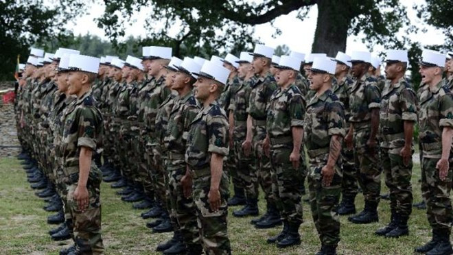 Mọi công dân nước ngoài đều có cơ hội đứng trong hàng ngũ đơn vị miễn là họ vượt qua được kỳ sát hạch. Ảnh: AFP.