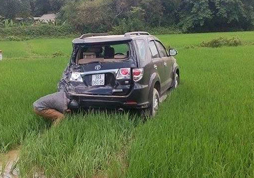 Chiếc xe 7 chỗ bị xe tải tông, sau đó mất lái rồi lao xuống ruộng. Ảnh: H.T.