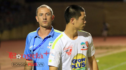 Công Phượng đá hỏng quả phạt đền. Ảnh: Minh Tuấn.