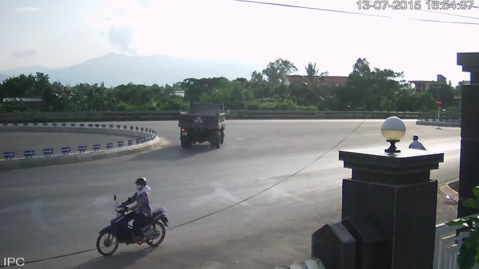 Chiếc xe chở theo những người ném hóa chất phá đường.