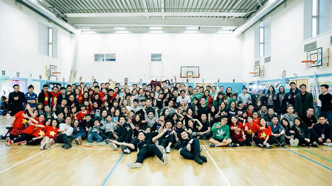 Các du học sinh chụp ảnh lưu niệm cùng nhau