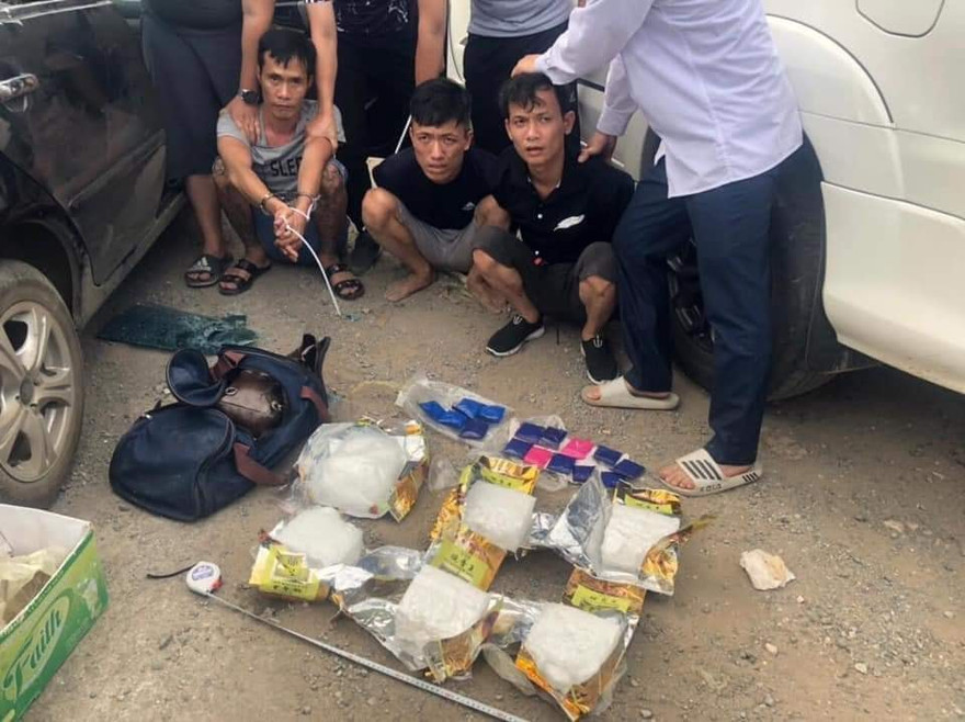 Các đối tượng bị bắt giữ cùng tang vật.