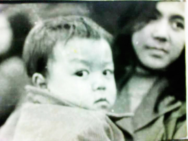 Người vợ ôm con 5 tháng tuổi chờ chồng chụp ảnh chiến trường phía Bắc