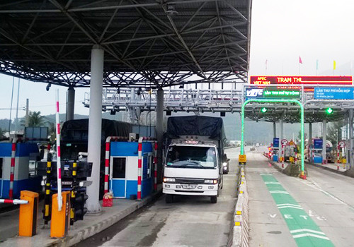 Trạm thu phí Bắc Hải Vân đang thu phí cho dự án hầm Phú Gia Phước Tượng. Ảnh: Xuân Hoa.
