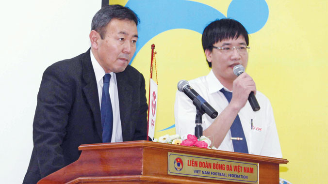 Trưởng BTC V-League Tanaka Koji phát biểu trong cuộc họp thống nhất lịch thi đấu giai đoạn hai V-League. Ảnh: VSI