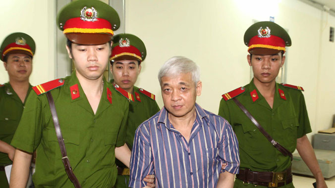 Dẫn giải bị cáo Nguyễn Đức Kiên đến tòa. Ảnh: TTXVN