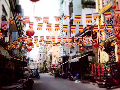 Đường phố trang hoàng cho ngày Tết.