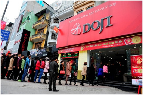 Từ 7h30 sáng mùng 9 tháng Giêng, nhiều người dân đã đến cửa hàng mua vàng cầu may với mong muốn đón lộc sớm.