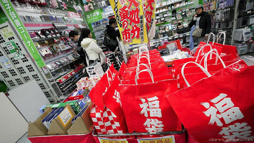 Những chiếc túi may mắn được rao bán ở cửa hàng. Ảnh: tokyoweekender