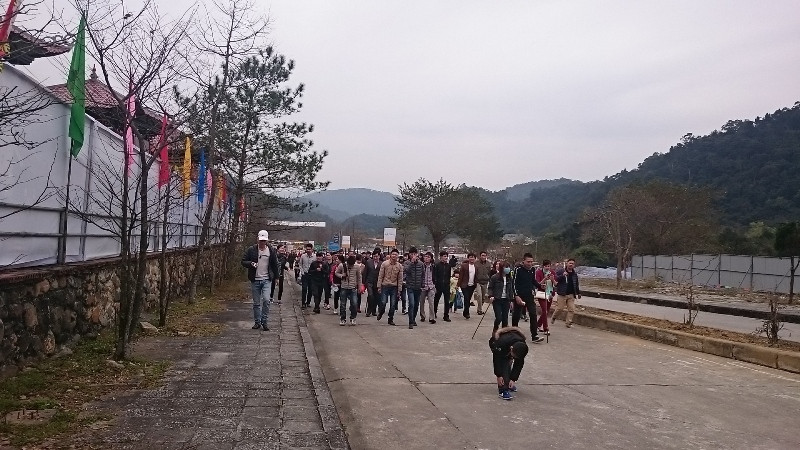 Đường đi bộ lên chùa Yên Tử thưa thớt du khách