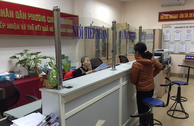 Dù đã 9h30 phút, nhưng mới chỉ có 1 cán bộ làm việc tại bộ phận “một cửa” của UBND phường Chương Dương (quận Hoàn Kiếm)