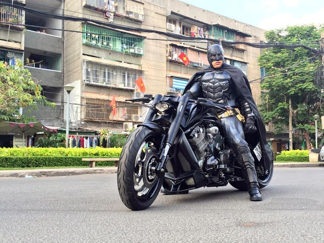 Trần Quang Đức (biệt danh Đức Tào Phớ) là người sở hữu bộ sưu tập môtô đắt giá và độc đáo. Bên cạnh đó, biker trẻ tuổi này cũng có những bộ đồ chạy xe không giống ai.