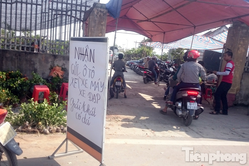 Các điểm gửi xe mọc lên như nấm dọc hai bên đường vào chợ Viềng.