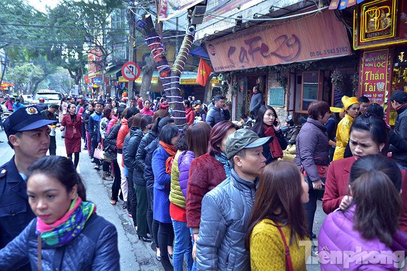 Sáng sớm 17/2 (mùng 10 tháng Giêng), rất nhiều người dậy sớm, xếp hàng tại các cửa hàng vàng để mua vàng lấy may trong ngày Vía Thần Tài.