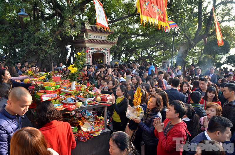 Hàng nghìn người dân đổ về phủ Tây Hồ đi lễ đầu năm khiến cho khu vực này chật cứng người.
